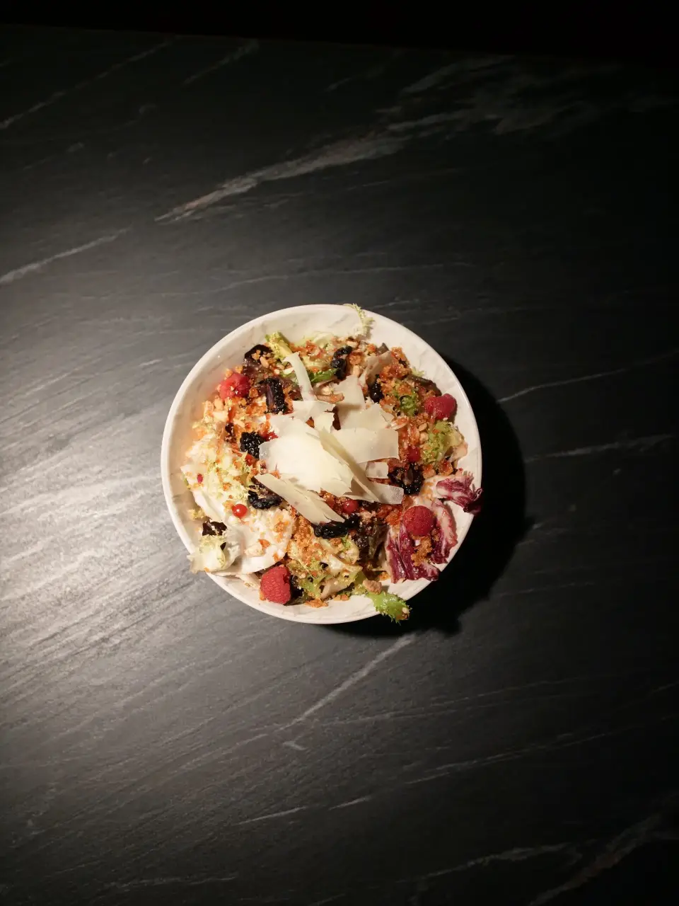 Ensalada de frutas del bosque y parmesano